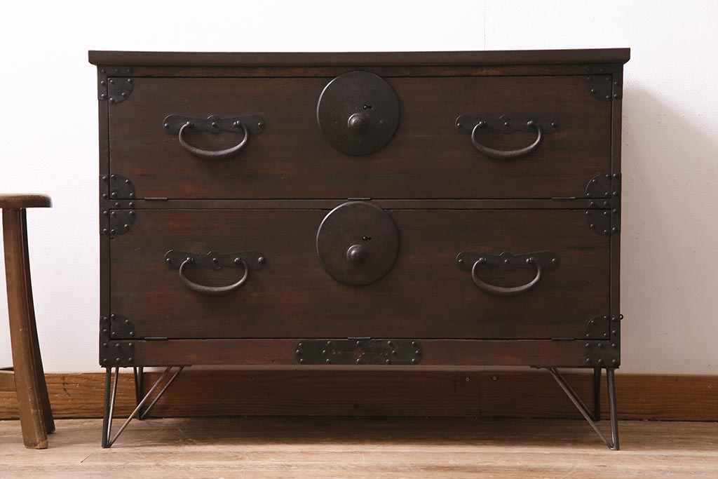 アンティーク家具　明治期　古箪笥リメイク　フラップダウン扉の鉄脚付きリビングボード(テレビ台、テレビボード)(R-037274)