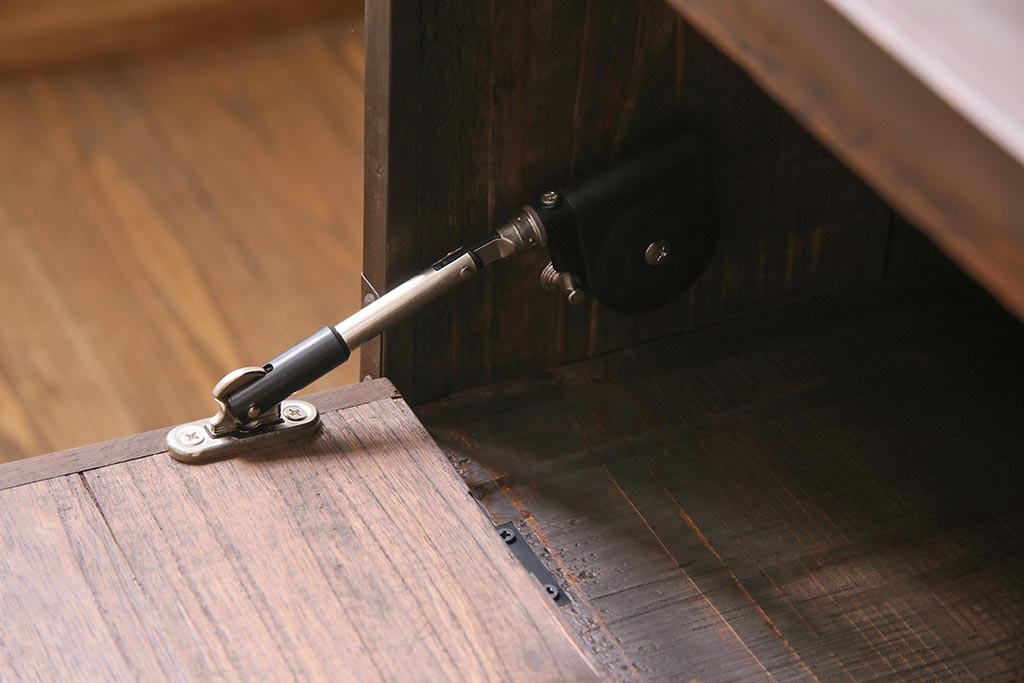 アンティーク家具　明治期　古箪笥リメイク　フラップダウン扉の鉄脚付きリビングボード(テレビ台、テレビボード)(R-037274)