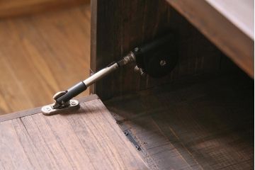 アンティーク家具　明治期　古箪笥リメイク　フラップダウン扉の鉄脚付きリビングボード(テレビ台、テレビボード)(R-037274)