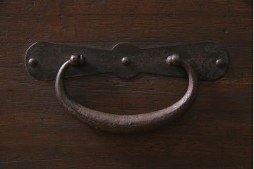 アンティーク家具　明治期　古箪笥リメイク　フラップダウン扉の鉄脚付きリビングボード(テレビ台、テレビボード)(R-037274)