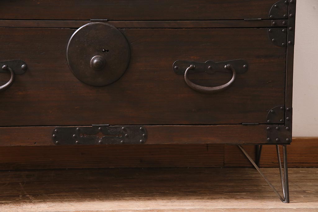 アンティーク家具　明治期　古箪笥リメイク　フラップダウン扉の鉄脚付きリビングボード(テレビ台、テレビボード)(R-037274)