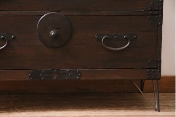 アンティーク家具　明治期　古箪笥リメイク　フラップダウン扉の鉄脚付きリビングボード(テレビ台、テレビボード)(R-037274)