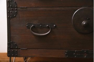 アンティーク家具　明治期　古箪笥リメイク　フラップダウン扉の鉄脚付きリビングボード(テレビ台、テレビボード)(R-037274)