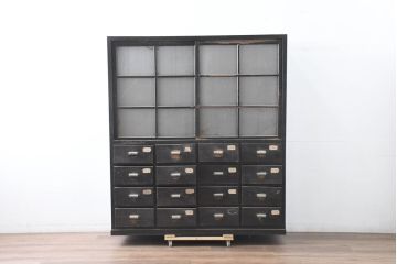 アンティーク家具　収納力抜群　16杯の引き出しが付いたガラス戸棚(収納棚)(R-037286)