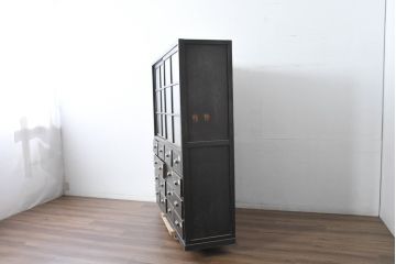 アンティーク家具　収納力抜群　16杯の引き出しが付いたガラス戸棚(収納棚)(R-037286)