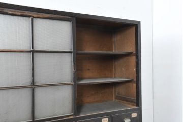 アンティーク家具　収納力抜群　16杯の引き出しが付いたガラス戸棚(収納棚)(R-037286)