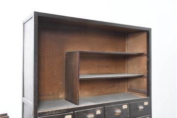 アンティーク家具　収納力抜群　16杯の引き出しが付いたガラス戸棚(収納棚)(R-037286)