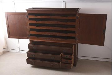 【簡易リペア限定品】アンティーク建具　上手物!　楠(クスノキ)材　大正ロマンな衣装盆付き和タンス(衣装箪笥、チェスト、着物箪笥、収納箪笥)(R-037287)