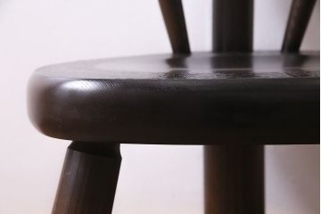 中古　日本製　オーク材　カントリースタイルにぴったりなつくりの良いローチェア(椅子)(R-037298)