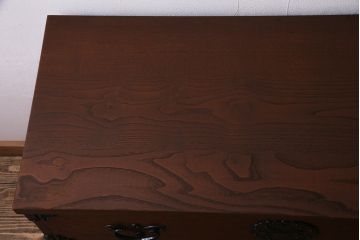 中古　岩谷堂箪笥　天板栗材リメイク・栗無垢材　ケヤキ材の鮮やかな木目と金具が迫力のある衣装箪笥(チェスト、整理タンス)(R-037304)