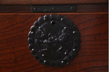 中古　岩谷堂箪笥　天板栗材リメイク・栗無垢材　ケヤキ材の鮮やかな木目と金具が迫力のある衣装箪笥(チェスト、整理タンス)(R-037304)