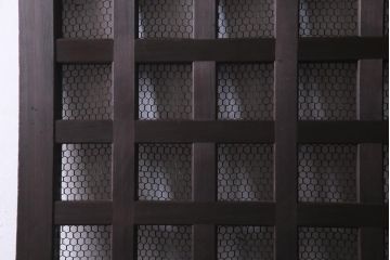 アンティーク建具　ヒノキ材・ケヤキ材　堂々とした和の風格漂う金網格子蔵戸(引き戸、玄関戸)(R-037308)