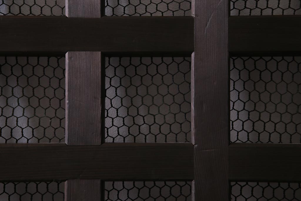 アンティーク建具　ヒノキ材・ケヤキ材　堂々とした和の風格漂う金網格子蔵戸(引き戸、玄関戸)(R-037308)