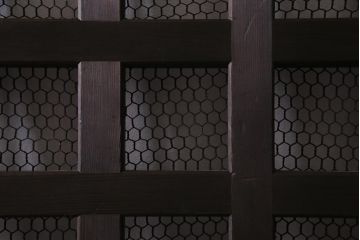 アンティーク建具　ヒノキ材・ケヤキ材　堂々とした和の風格漂う金網格子蔵戸(引き戸、玄関戸)(R-037308)