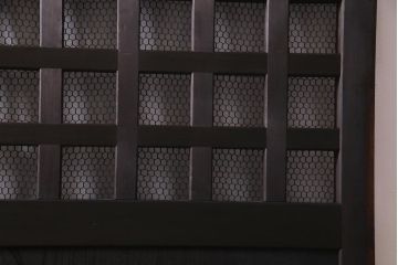 アンティーク建具　ヒノキ材・ケヤキ材　堂々とした和の風格漂う金網格子蔵戸(引き戸、玄関戸)(R-037308)