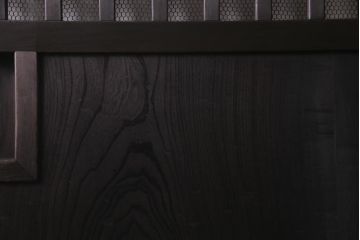 アンティーク建具　ヒノキ材・ケヤキ材　堂々とした和の風格漂う金網格子蔵戸(引き戸、玄関戸)(R-037308)