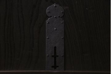 アンティーク建具　ヒノキ材・ケヤキ材　堂々とした和の風格漂う金網格子蔵戸(引き戸、玄関戸)(R-037308)