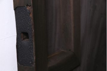 アンティーク建具　ヒノキ材・ケヤキ材　堂々とした和の風格漂う金網格子蔵戸(引き戸、玄関戸)(R-037308)