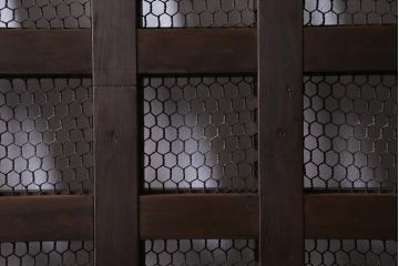 アンティーク建具　ヒノキ材・ケヤキ材　堂々とした和の風格漂う金網格子蔵戸(引き戸、玄関戸)(R-037308)