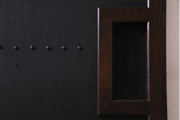アンティーク建具　枠組みケヤキ材　鉄板付き　使い込まれた渋さが魅力的な鉄扉(蔵戸、引き戸、玄関戸)(R-037309)