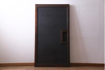 アンティーク建具　枠組みケヤキ材　鉄板付き　使い込まれた渋さが魅力的な鉄扉(蔵戸、引き戸、玄関戸)(R-037309)
