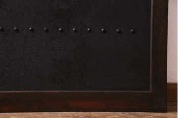 アンティーク建具　枠組みケヤキ材　鉄板付き　使い込まれた渋さが魅力的な鉄扉(蔵戸、引き戸、玄関戸)(R-037309)