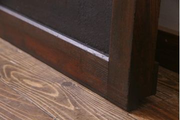 アンティーク建具　枠組みケヤキ材　鉄板付き　使い込まれた渋さが魅力的な鉄扉(蔵戸、引き戸、玄関戸)(R-037309)
