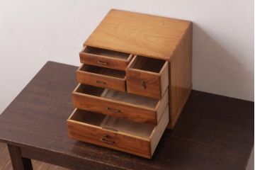 レトロ家具　和製アンティーク　昭和初期　楠材　優しげな木目が品のある小引き出し(小物収納)(R-037310)
