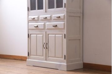 当店リメイク家具　北海道民芸家具　気泡ガラス　シャビーなペイントキャビネット(食器棚、収納棚)(R-037316)