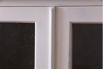 当店リメイク家具　北海道民芸家具　気泡ガラス　シャビーなペイントキャビネット(食器棚、収納棚)(R-037316)
