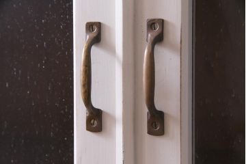 当店リメイク家具　北海道民芸家具　気泡ガラス　シャビーなペイントキャビネット(食器棚、収納棚)(R-037316)