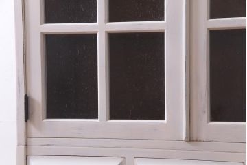 当店リメイク家具　北海道民芸家具　気泡ガラス　シャビーなペイントキャビネット(食器棚、収納棚)(R-037316)