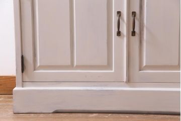 当店リメイク家具　北海道民芸家具　気泡ガラス　シャビーなペイントキャビネット(食器棚、収納棚)(R-037316)