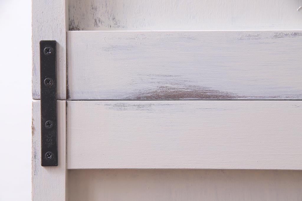 当店リメイク家具　北海道民芸家具　気泡ガラス　シャビーなペイントキャビネット(食器棚、収納棚)(R-037316)