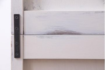 当店リメイク家具　北海道民芸家具　気泡ガラス　シャビーなペイントキャビネット(食器棚、収納棚)(R-037316)