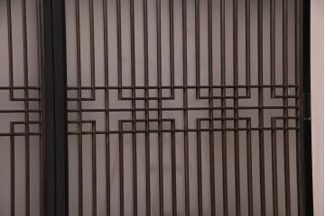 ラフジュ工房オリジナル　アンティーク建具リメイク　和モダンな脚付サイドボード(書院戸、組子、キャビネット)(R-037329)