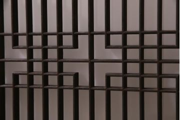ラフジュ工房オリジナル　アンティーク建具リメイク　和モダンな脚付サイドボード(書院戸、組子、キャビネット)(R-037329)