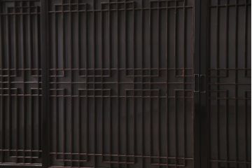 ラフジュ工房オリジナル　アンティーク建具リメイク　和モダンな脚付サイドボード(書院戸、組子、キャビネット)(R-037329)