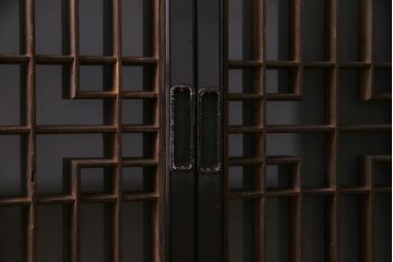 ラフジュ工房オリジナル　アンティーク建具リメイク　和モダンな脚付サイドボード(書院戸、組子、キャビネット)(R-037329)