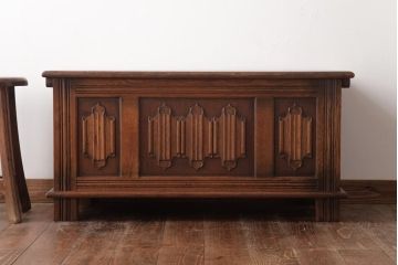 ビンテージ家具　イギリスヴィンテージ　オーク材　リネンフォールドの意匠が素敵なブランケットボックス(ローボード)(R-037342)