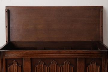 ビンテージ家具　イギリスヴィンテージ　オーク材　リネンフォールドの意匠が素敵なブランケットボックス(ローボード)(R-037342)
