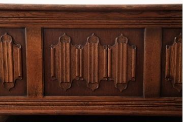 ビンテージ家具　イギリスヴィンテージ　オーク材　リネンフォールドの意匠が素敵なブランケットボックス(ローボード)(R-037342)