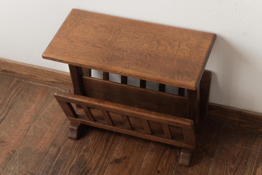 中古　海外輸入家具　マガジンラック付き　木の温もり溢れるオーク材製のサイドテーブル(R-037345)