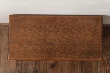 中古　海外輸入家具　マガジンラック付き　木の温もり溢れるオーク材製のサイドテーブル(R-037345)