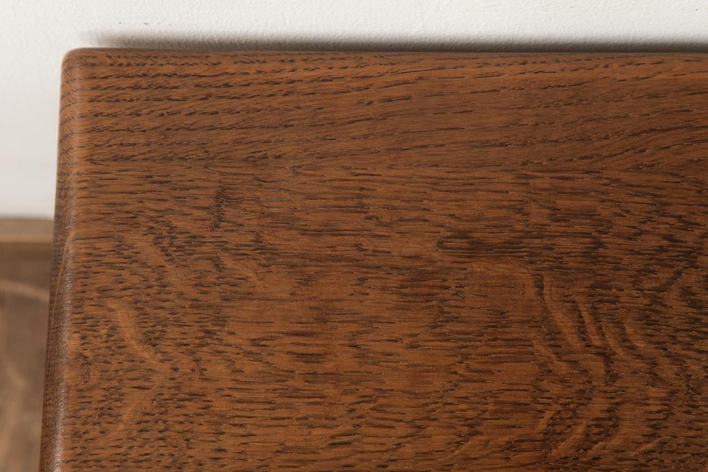 中古　海外輸入家具　マガジンラック付き　木の温もり溢れるオーク材製のサイドテーブル(R-037345)