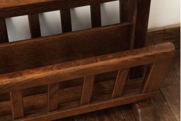 中古　海外輸入家具　マガジンラック付き　木の温もり溢れるオーク材製のサイドテーブル(R-037345)