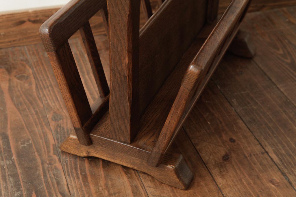 中古　海外輸入家具　マガジンラック付き　木の温もり溢れるオーク材製のサイドテーブル(R-037345)