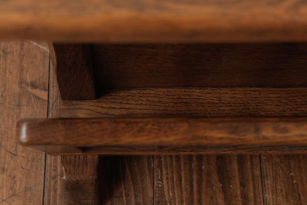 中古　海外輸入家具　マガジンラック付き　木の温もり溢れるオーク材製のサイドテーブル(R-037345)