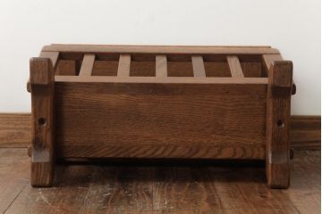 中古　海外輸入家具　マガジンラック付き　木の温もり溢れるオーク材製のサイドテーブル(R-037345)