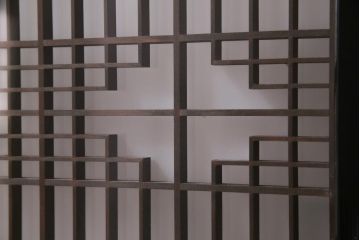 アンティーク家具　ラフジュ工房オリジナル　古建具リメイク　組子の模様の引き戸が風情漂うキャビネット(収納棚、戸棚、書院戸)(R-037348)